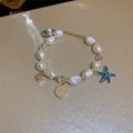 Pulsera de perlas barrocas con colgantes de estrella de mar azul y concha sobre cuero - Pulsera de Perlas de Agua Dulce con Circonitas y Dije de Estrella de Mar