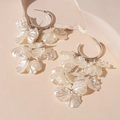 Boucles d'oreilles élégantes avec fleurs en acrylique blanc et anneau en métal argenté - Boucle d'oreille pompon pétale en acrylique blanc (tige en argent)