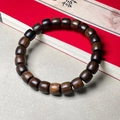 Bracelet bouddhiste de 18 perles en bois brun foncé avec texture de grain naturel - Style Coupe Droite / Coupe Droite 7x8mm