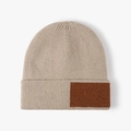 Gorro de punto invernal en beige con un detalle decorativo de parche marrón - Talla Única(Ajustable) / Beige (23B005)