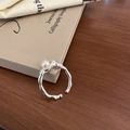 Adjustable silver ring with irregular twisted texture and round white pearl inlay - Pearl Inlaid Twisted Ring (J4126)
