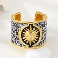 Detalle del brazalete dorado bohemio con textura de leopardo y relieve de cara de sol - Estilo Dios del Sol Dorado con Estampado de Leopardo (KB206382-SP)