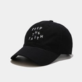 Primer plano del bordado blanco KEEP THE FAITH en una gorra de béisbol de algodón negro - Ajustable / Negro