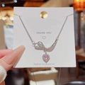 Silberne Halskette mit glitzernder Schleife und rosa Herzanhänger auf Karte - X656 Silber Schleife Rosa Herz