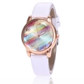 Reloj de oro rosa con esfera de rayas arcoíris y correa blanca texturizada a 45 grados - Blanco