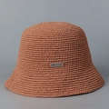 Dettaglio cappello da sole fatto a mano all'uncinetto con placchetta in metallo - M (56-58cm) / Rosso Arancio