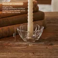 Nordischer minimalistischer Kristallglas Kerzenhalter in Blütenform auf Holztisch - Blütenblatt Glas Kerzenhalter