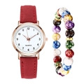 Dettaglio dell'orologio al quarzo in pelle opaca rossa con bracciale di perline - Rosso + Bracciale