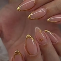 Korte amandelvormige plaknagels in nude roze met 3D gouden French tips en stermotieven - 3D Ster Goud Franse Stijl (JP3885)