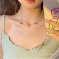 Détail de perles colorées en forme d'étoile et de fleur sur un collier d'été doux - 9# Collier de perles fleurs transparentes colorées