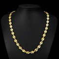 Collar de acero inoxidable dorado con eslabones de grano de café en busto de exhibición negro - 7mm de Ancho 24 Pulgadas/61cm de Largo / Dorado