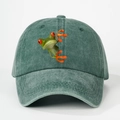 Details der gewaschenen Baumwoll-Baseballkappe mit gestickter Baumfrosch-Grafik - Dunkelgrün