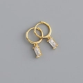 Dettaglio di orecchini a cerchio dorati con pendenti rettangolari in zircone chiaro - Orecchini Rettangolari con Strass Bianco (S-E1534) / Oro