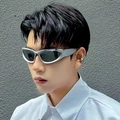 Silberne Y2K Steampunk Sport-Sonnenbrille mit Wrap-around-Rahmen und grauen Gläsern - Industriestil Silberner Rahmen Schwarze Gläser