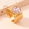 Bague de luxe en titane doré avec une pierre rose facettée au style vintage gravé - Taille 8 (Réglable) / Rose