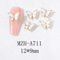 Vista macro de dijes de mariposa 3D para uñas con borde dorado y esmalte blanco - Estilo de Borde Dorado Blanco (A711)