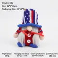 Dettaglio dello gnomo patriottico con cappello a maglia rosso blu, cuore e barba bianca - Modello Femminile in Maglia per il Giorno dell'Indipendenza
