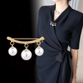 Elegante spilla dorata con tre perle bianche per abiti da sera da donna - Barra Dorata con Tre Perle