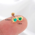 Detalle de piercing de oreja corazón dorado con esmalte verde en dedo con medidas - Oro-Corazón Verde