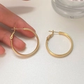 Minimalistische goldene Creolen mit poliertem Metallic-Finish für Damen im modischen Look - Gebürstetes Gold