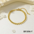Dettaglio di bracciale a catena dorata con chiusura a moschettone e ciondolo a goccia - Stile a Maglia ad Anelli d'Oro Lucido (BR1896-Y)