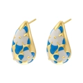 Détail de boucles d'oreilles goutte avec motif floral en émail bleu et blanc sur plaqué or - Or Blanc & Bleu