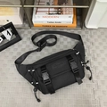 Schwarze wasserfeste Nylon-Kuriertasche mit Netztasche vorne und Schnallenverschluss - Schwarz