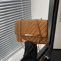 Minimalistische karamelbruine suède vierkante tas met V-quiltpatroon en gouden ketting - Bruin
