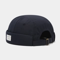 Detail van donkerblauwe docker muts met geweven label en verstelbare metalen gespriem - Verstelbaar / Donkerblauw