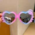 Occhiali da sole a cuore per bambina sfumati rosa e viola con decoro a petalo - Gradiente Viola Blu Forma di Cuore con Petali