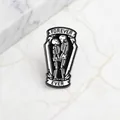 Gothische emaille pin van schedelkoppel met Forever Ever lint op marmer - Doodskistschedel