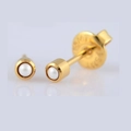 Orecchini minimalisti in acciaio placcato oro 24K con dettaglio in perla bianca - 4mm / Giugno (Perla)