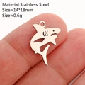 Gepolijste zilveren roestvrijstalen haai hanger op de vinger voor de maat - Haai / Zilver