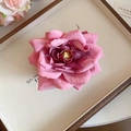 Pince à cheveux fleur rose en tissu avec dégradé et pistils jaunes sur plateau bois - Pince à Cheveux Fleur Artificielle Dégradée (109#) / Rose rouge