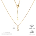 Dettaglio macro della collana in argento S925 con tre zirconi 5A verticali e placcatura oro - Argento 925 placcato oro giallo