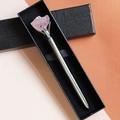 Penna a sfera in metallo argento con cristalli rosa in una confezione regalo nera - Quarzo rosa