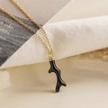 Collier doré avec pendentif bois de cerf noir et texture émaillée sur fond blanc - Noir