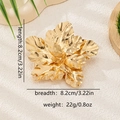 Vue détaillée montrant les dimensions de 8,2 cm de la broche fleur dorée texturée - Or (YLC-XZ-1183)