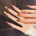 Unghie finte artigianali rosso ciliegia con decorazioni 3D e strass scintillanti - Grande (L) / Stiletto (938-Stiletto)