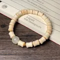 Bracelet en bois de santal style bambou avec perle verte et intercalaires dorés - Bambou de Soie Dorée 8x10mm Forme de Bambou avec Perle Lumineuse