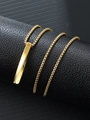Detailaufnahme eines polierten goldenen Rechteck-Anhängers an einer feinen Box-Kette - Mit Kette / Gold