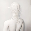 Vista de detalle de un pañuelo de malla blanca con cristales brillantes atado a un maniquí - 90CM de Largo / Blanco