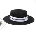 Elegante cappello di paglia nero con nastro bianco a righe e dettaglio lettera M d'oro - Nero