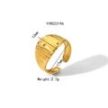 Detailansicht des 12mm breiten Edelstahlrings mit gehämmerter Textur in Goldoptik - Wellen Offener Stil (YYR023196)