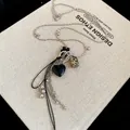 Collier à billes argenté avec pendentif cœur noir et détail de perle en pierre carrée - Collier Pompon Pendentif Cœur Noir Argent