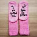 Chaussettes roses en polaire corail avec inscription If You Can Read This au sol - Emballage en sac OPP / Rose-La reine est à la retraite