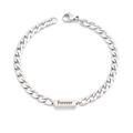 Détail d'un bracelet en chaîne argentée avec plaque métallique gravée Forever - Chaîne Cubaine Gravée Forever Seule
