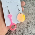 Pendientes asimétricos con forma de varita de burbujas rosa y perlas de acrílico - Rosa