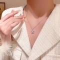 Collana a quadrifoglio in titanio argento con pavé di zirconi indossata al collo - Argento - Collana Fiore Della Fortuna