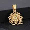 Ciondolo testa di Medusa dorata con dettagli di serpenti su sfondo nero strutturato - Pendaglio Medusa (Senza Catena) / Oro